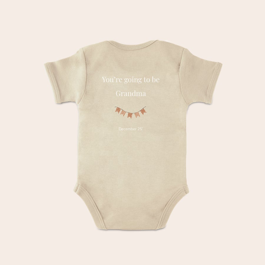 Baby bodysuit Design din egen babyromper med teksten "You're going to be Grandma" og datoen "December 25".