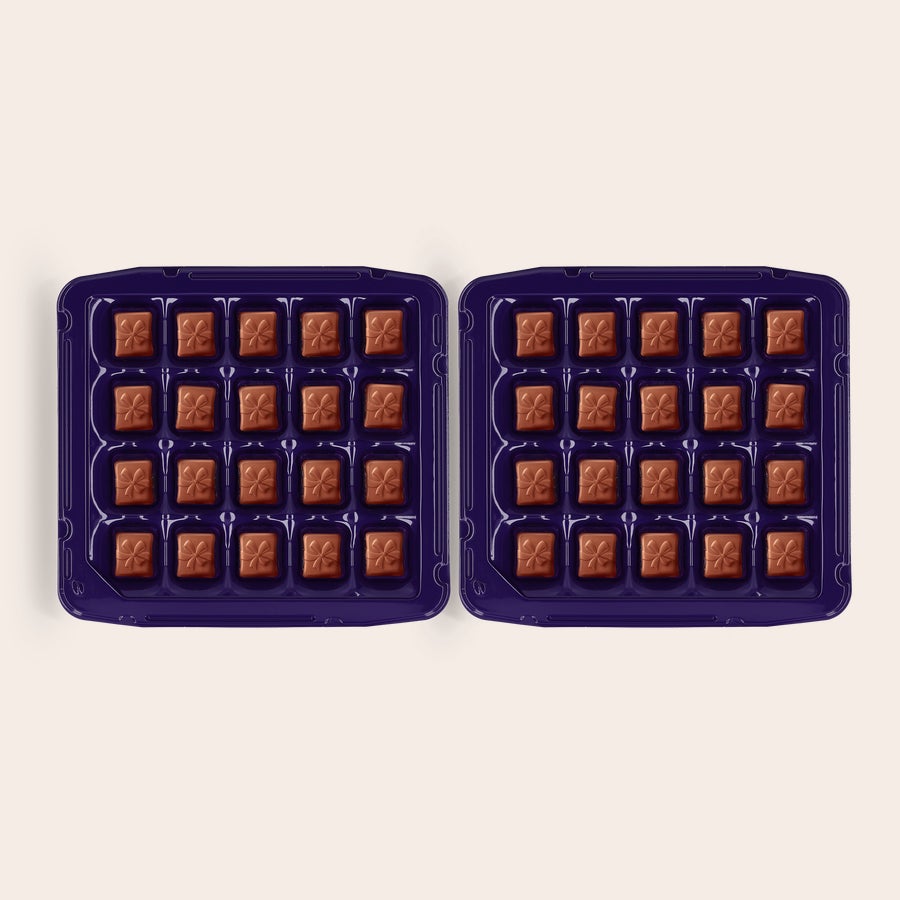 Milka Praliinit Syntymäpäivä Kaksi laatikollista Milka-suklaakonvehteja, joissa on lahjarusetin muotoinen kuviointi. Sano hyvää syntymäpäivää henkilökohtaisella Milka-suklaalahjalla.