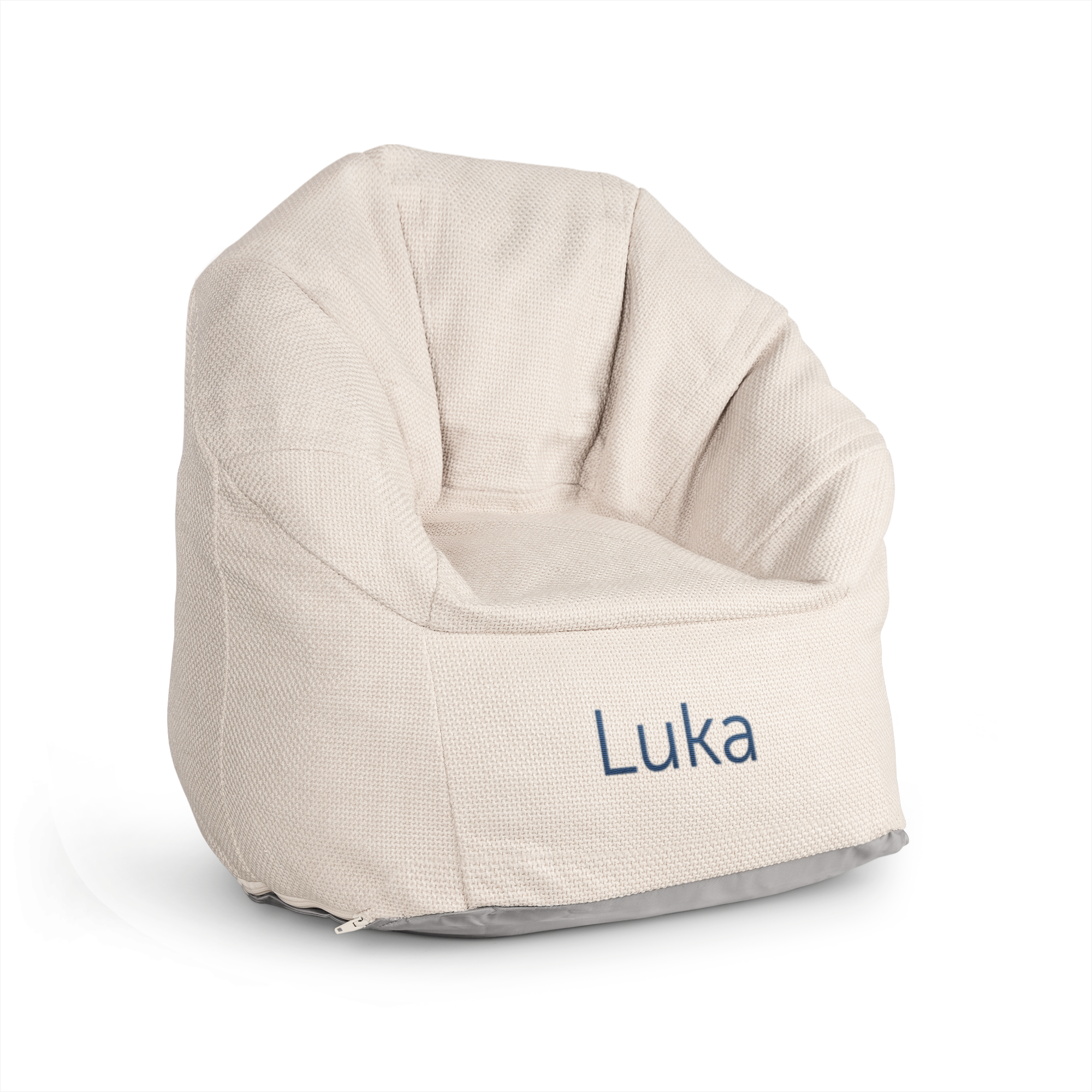 Crèmekleurige kinderstoel geborduurd met de naam Luka, perfect voor een kindje om in te relaxen
