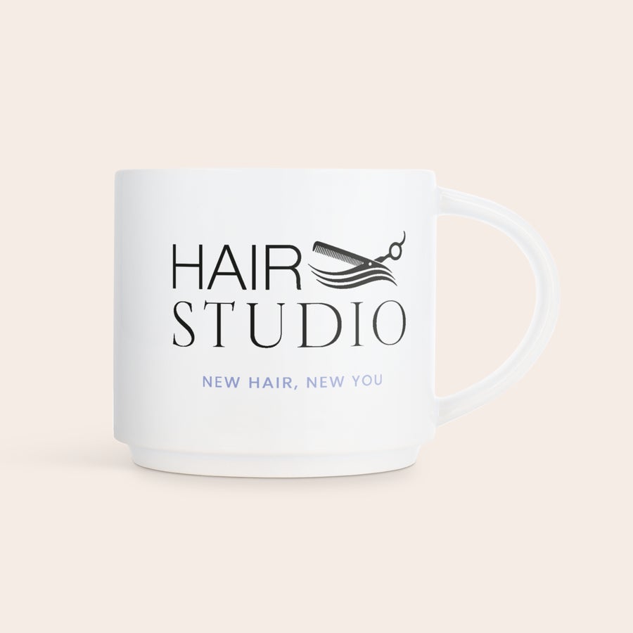 Stapelbare mokken bedrukken Een witte stapelbare fotomok met daarop een gedrukt logo van Hair Studio en de tekst "New Hair, New You".