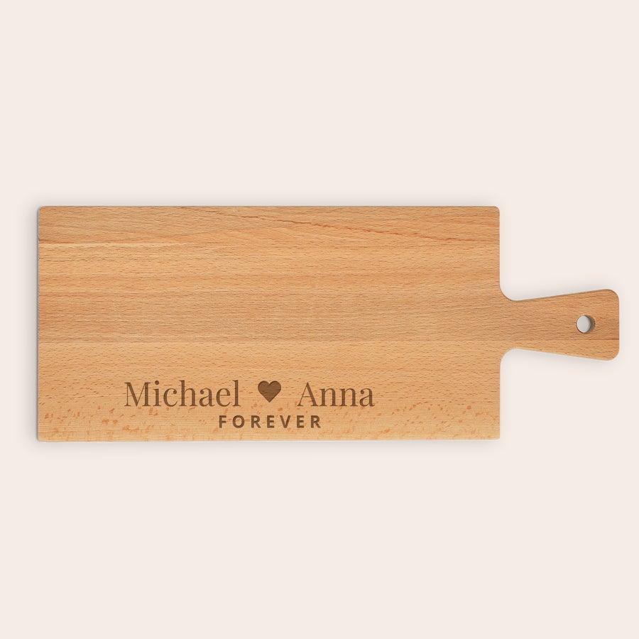 Schneidebrett mit Gravur Personalisiertes Holzservierbrett graviert mit "Michael Herz Anna FOREVER" zum stilvollen Präsentieren von Snacks.
