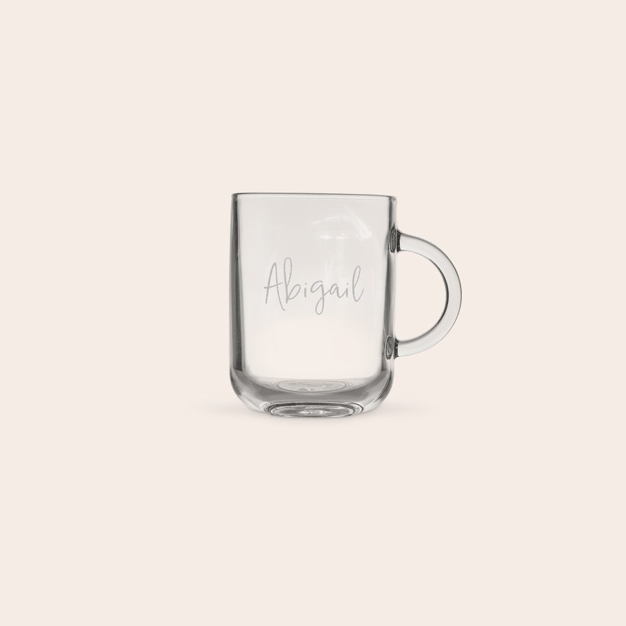 Taza de té grabada Taza de té de cristal transparente grabada con el nombre personalizable Abigail en fuente cursiva.