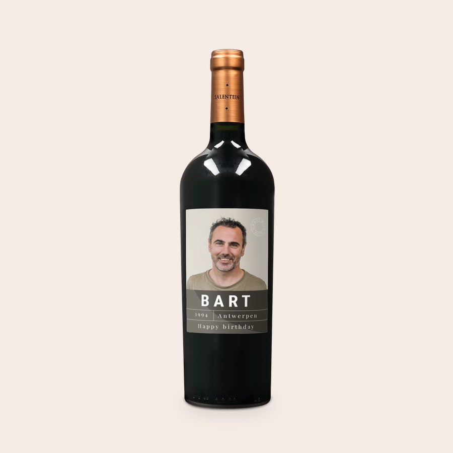 Wijn Salentein Malbec personaliseren Fles Salentein Malbec met persoonlijk bedrukt etiket met foto van een man, 'Bart', '1994', 'Antwerpen' en 'Happy birthday'.
