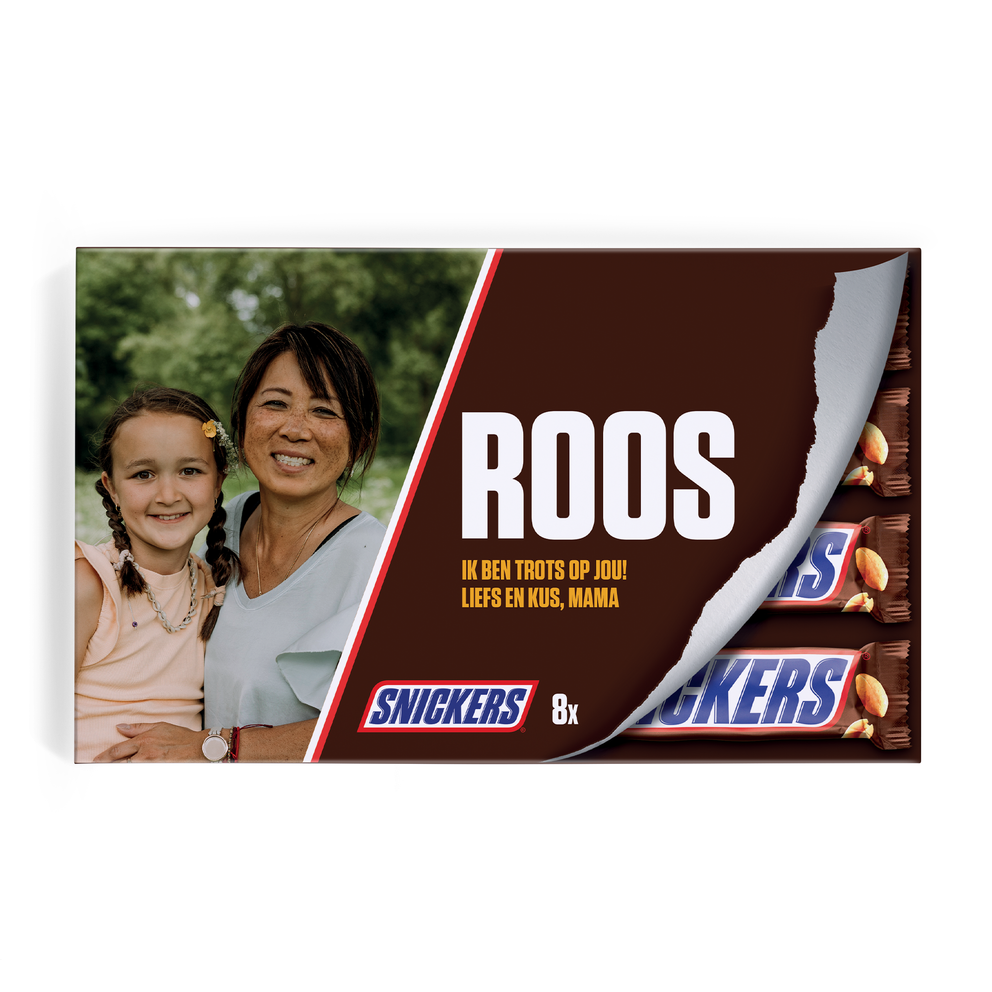 Snickers Bar Giftbox met naam Roos en foto van moeder en dochter, gedrukt met tekst "Ik ben trots op jou! Liefs en kus, Mama"