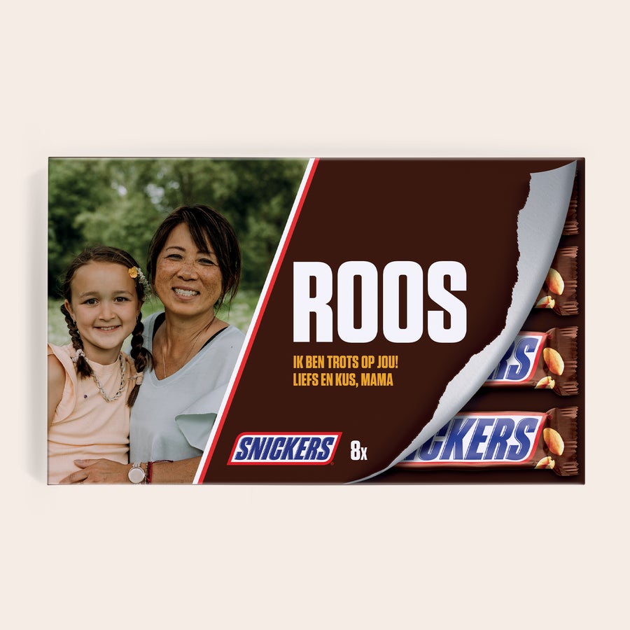 Gepersonaliseerde Snickers Repen Giftbox Snickers Bar Giftbox met naam Roos en foto van moeder en dochter, gedrukt met tekst "Ik ben trots op jou! Liefs en kus, Mama"
