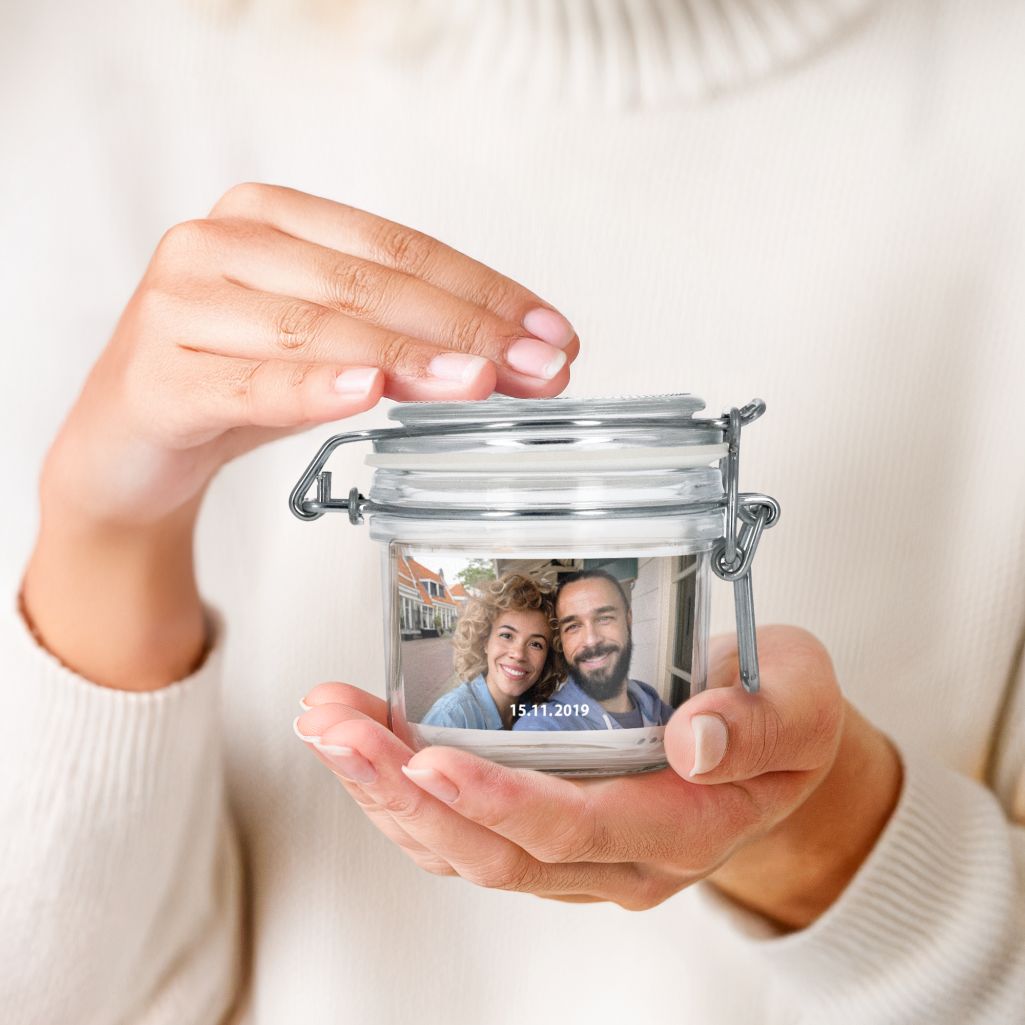 Personalisiertes Glasgefäß mit Deckel, 200 ml, mit aufgedrucktem Foto eines Paares und dem Datum 15.11.2019