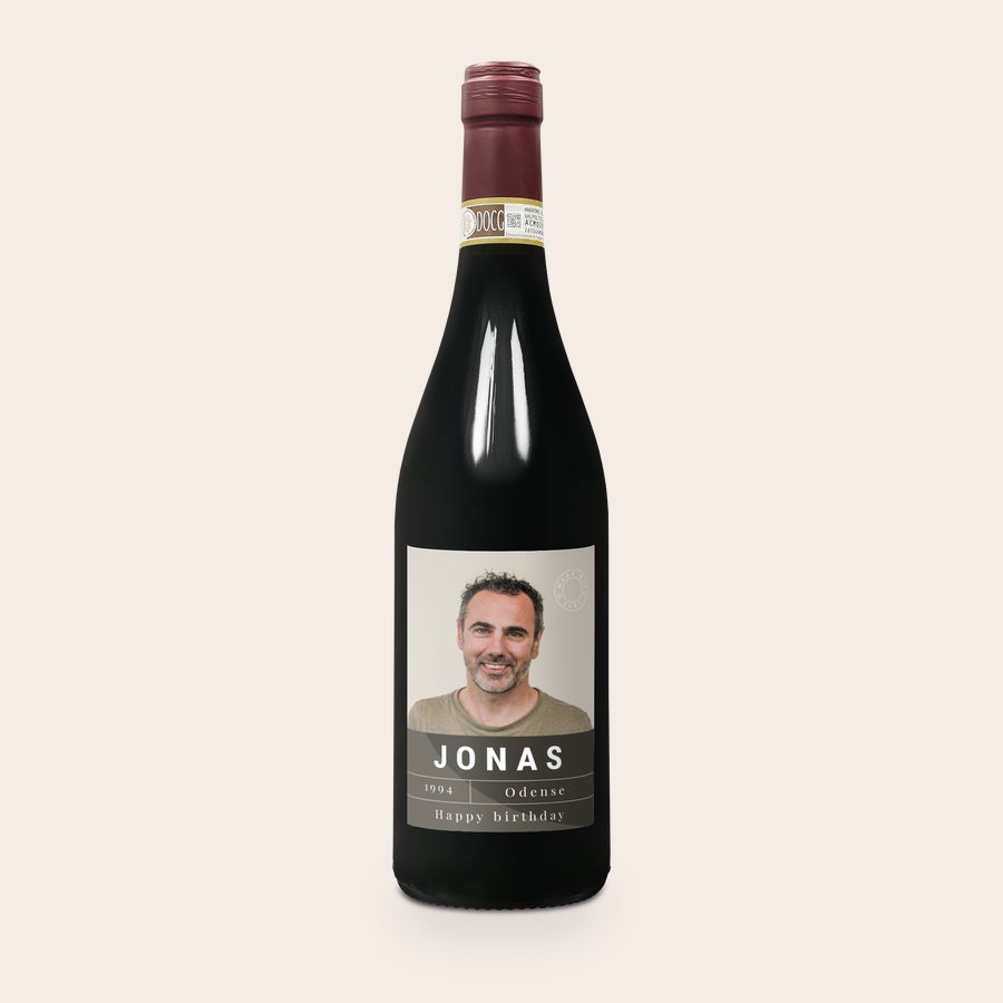 Rødvin med personlig etikette og trækasse - Farina Amarone Valpolicella Flaske Farina Amarone med foto af Jonas, årstal, Odense og Happy birthday på trykt etiket