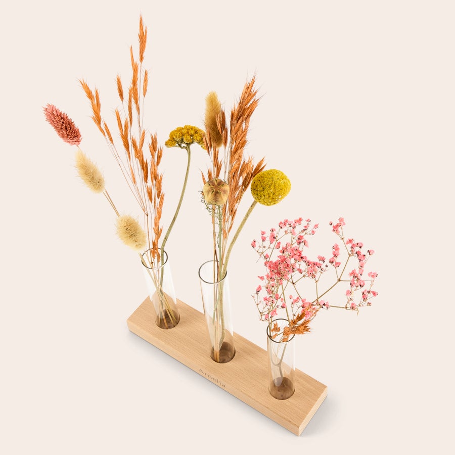 Torkade blommor med personligt träställ Personlig present med torkade blommor och ett träställ graverat med namnet "Amelia"