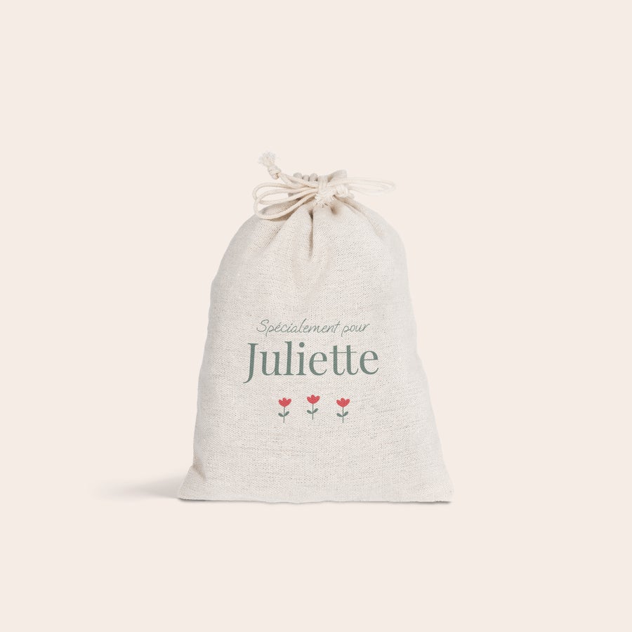 Sac cadeau à cordon - Pâques Sac à cordon en coton beige personnalisé avec le texte "Spécialement pour Juliette" et trois tulipes rouges imprimées pour Pâques.