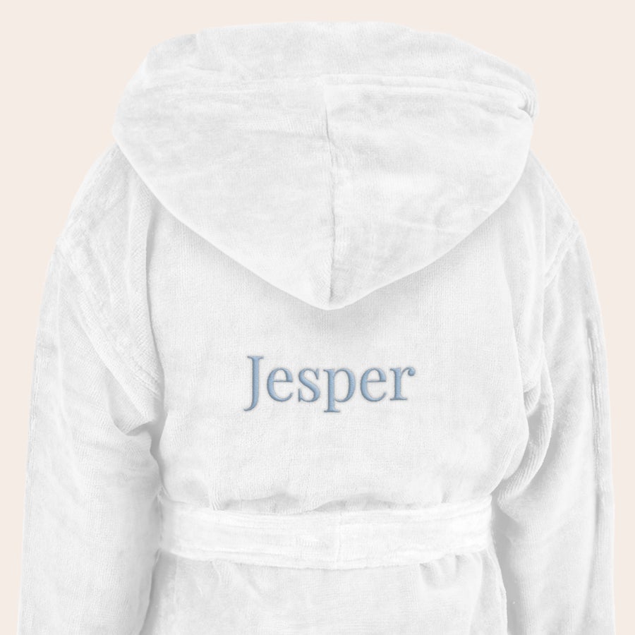 Badrock - barn Mjuk personlig badkappa för barn, vit, med broderat namn Jesper i blått på ryggen