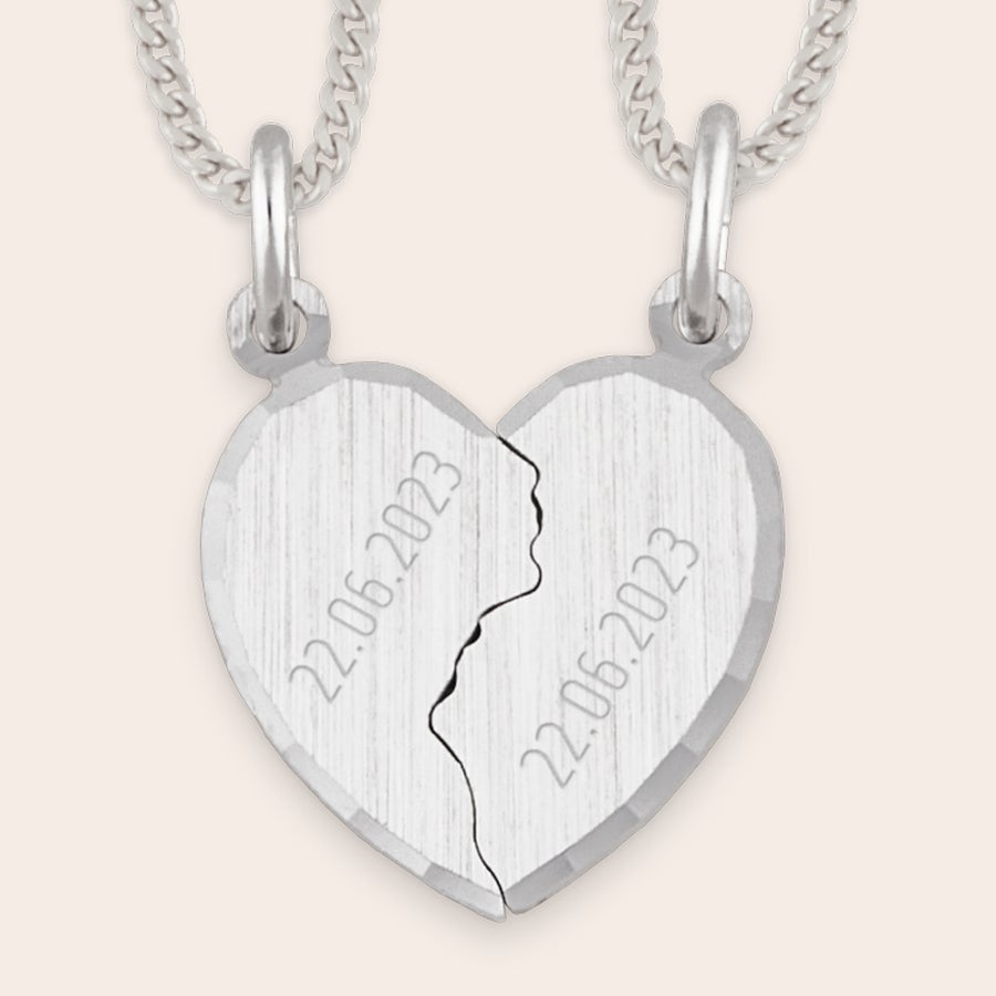 Ciondolo in Argento Inciso - Cuori Spezzati - Nome Ciondolo in argento a forma di cuore spezzato, inciso con la data 22.06.2023, personalizzabile per te