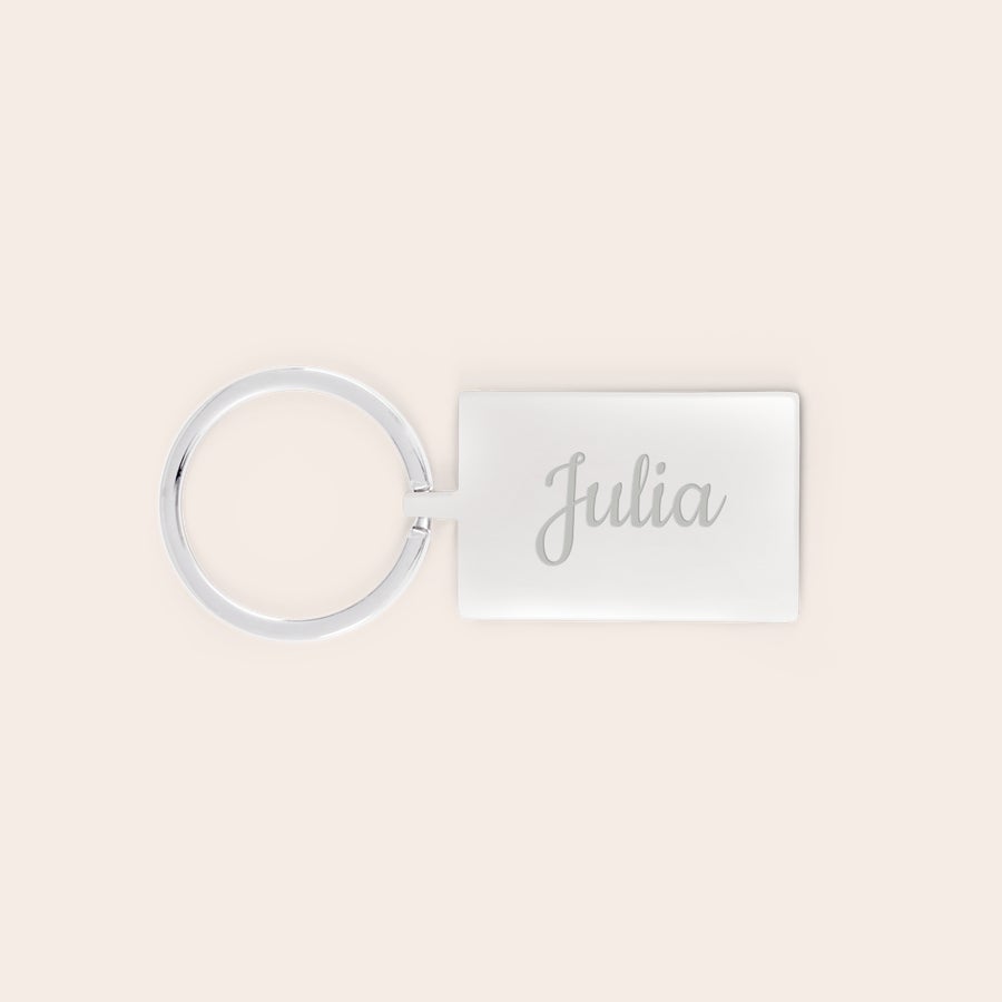 Llavero grabado Llavero rectangular plateado con grabado personalizado del nombre "Julia" en tipografía cursiva.