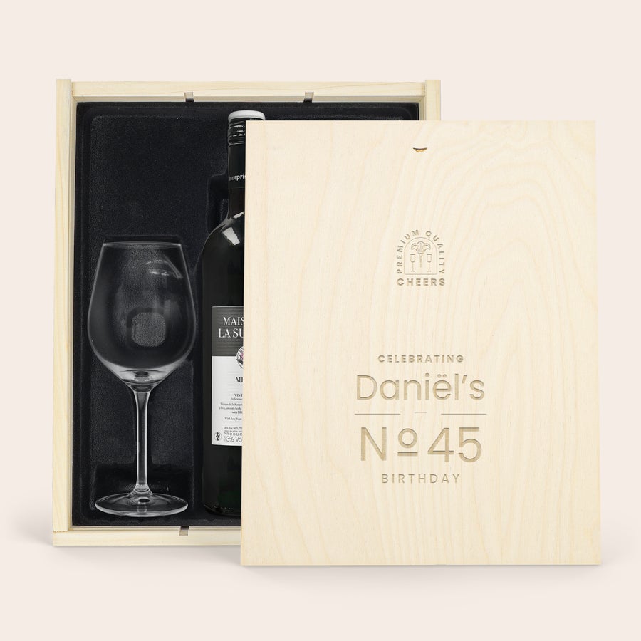 Personalizowane wino Maison de la Surprise Merlot Zestaw prezentowy Luc Pirlet Merlot z kieliszkiem w spersonalizowanej drewnianej skrzynce z grawerem "Daniel's 45 Birthday"