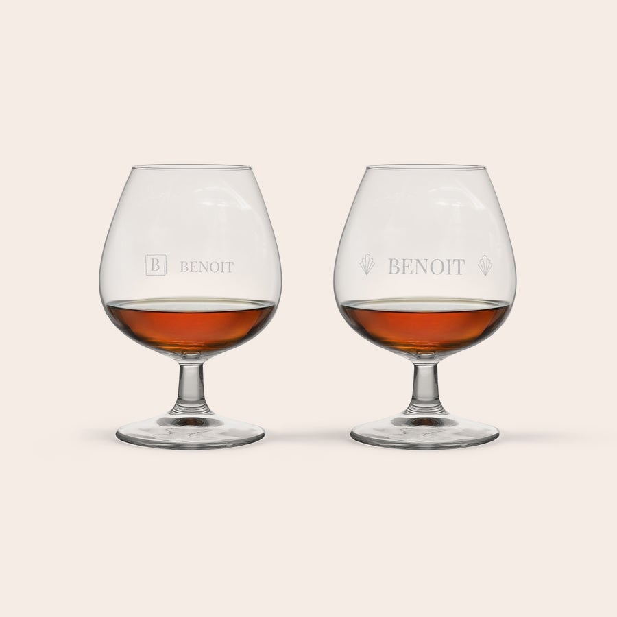 Verre à cognac personnalisé Verre à cognac personnalisé (2 pièces) gravé du nom "Benoît" et d'un logo élégant, rempli d'un liquide ambré