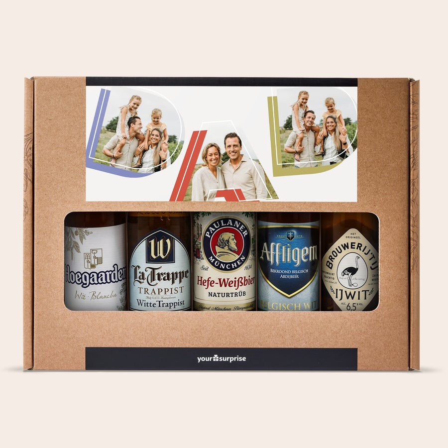 Conjunto de cerveja - Dia do Pai Um conjunto de cerveja personalizado para o Dia dos Pais com cinco garrafas variadas, impresso com a palavra "PAI" e três fotos de família para celebrar seu dia especial.