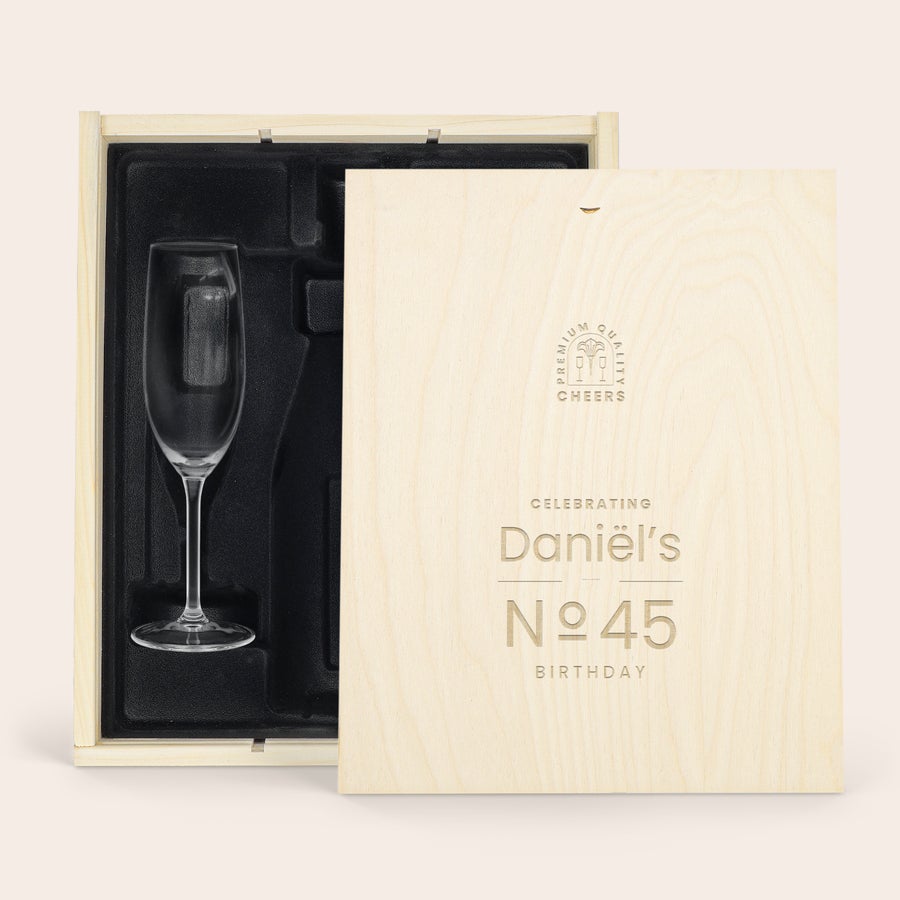 Personalizowana skrzynka na szampana z kileiszkami Grawerowana skrzynka na szampana z kieliszkami, z napisem Daniel's No 45 Birthday