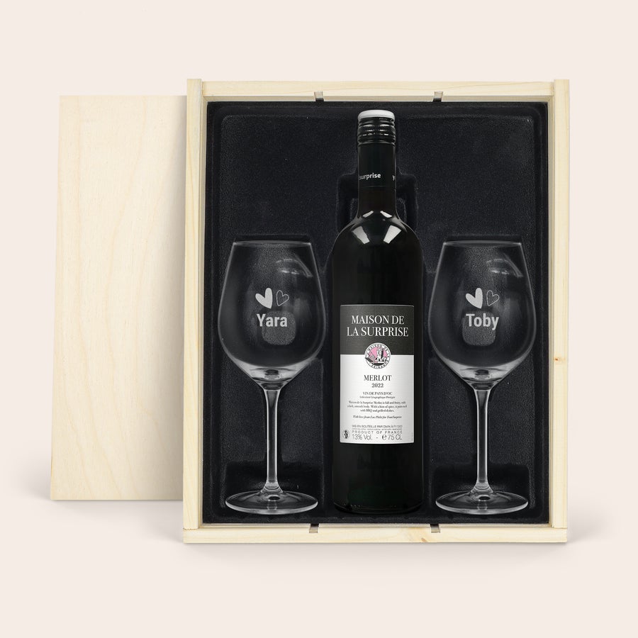 Maison de la Surprise Merlot Cutie de lemn cu vin Merlot și două pahare personalizate, gravate cu numele Yara și Toby.