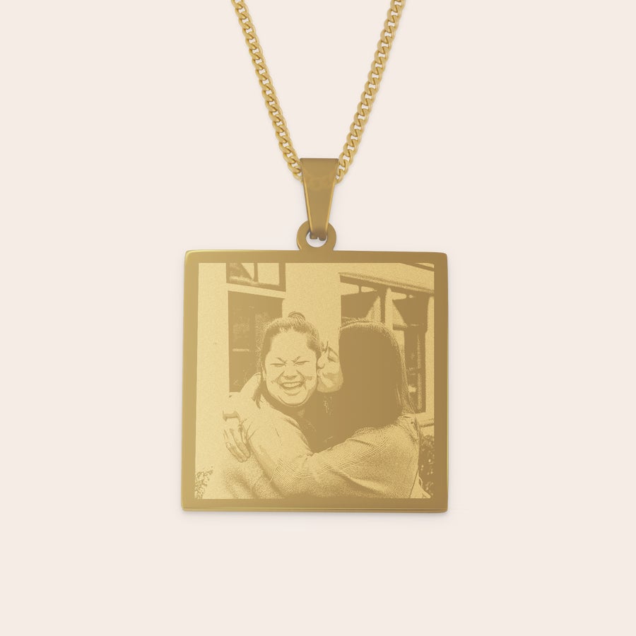 Ketting met vierkante hanger Goudkleurige vierkante hanger met foto van twee omhelzende vrouwen gegraveerd. Deze unieke goudkleurige hanger met foto is een hartverwarmend cadeau.