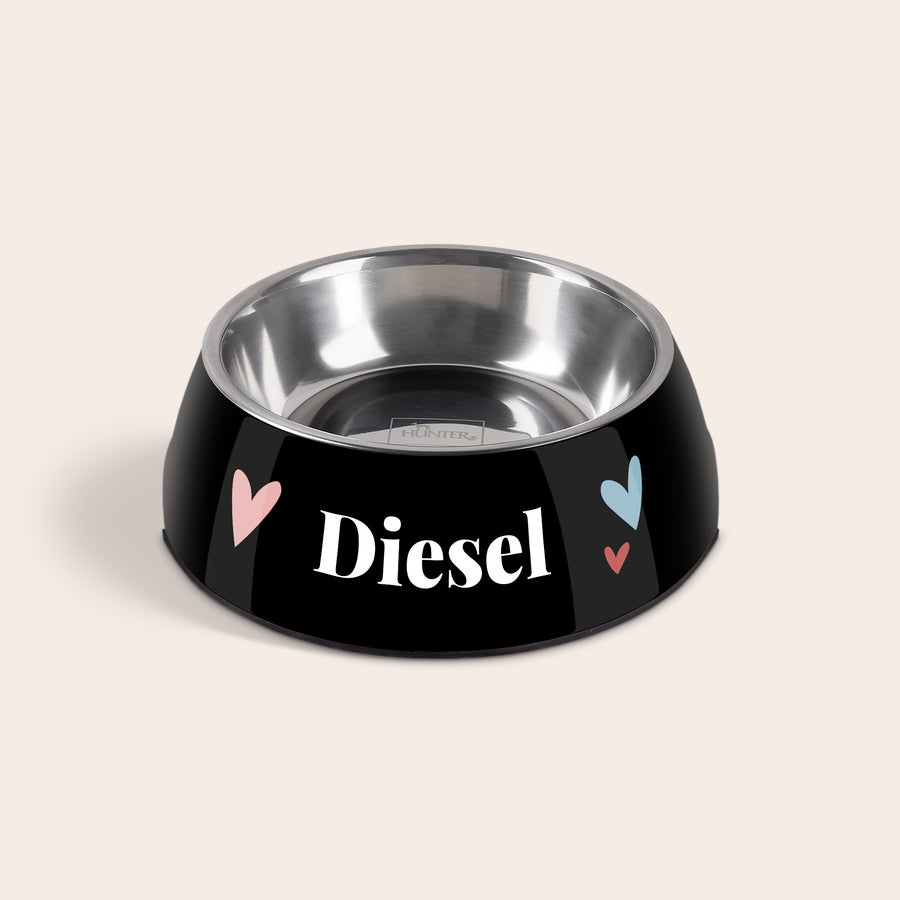 Hondenvoerbak met naam Zwarte RVS voerbak gepersonaliseerd met de naam Diesel en vrolijke hartjes, perfect voor eten of water