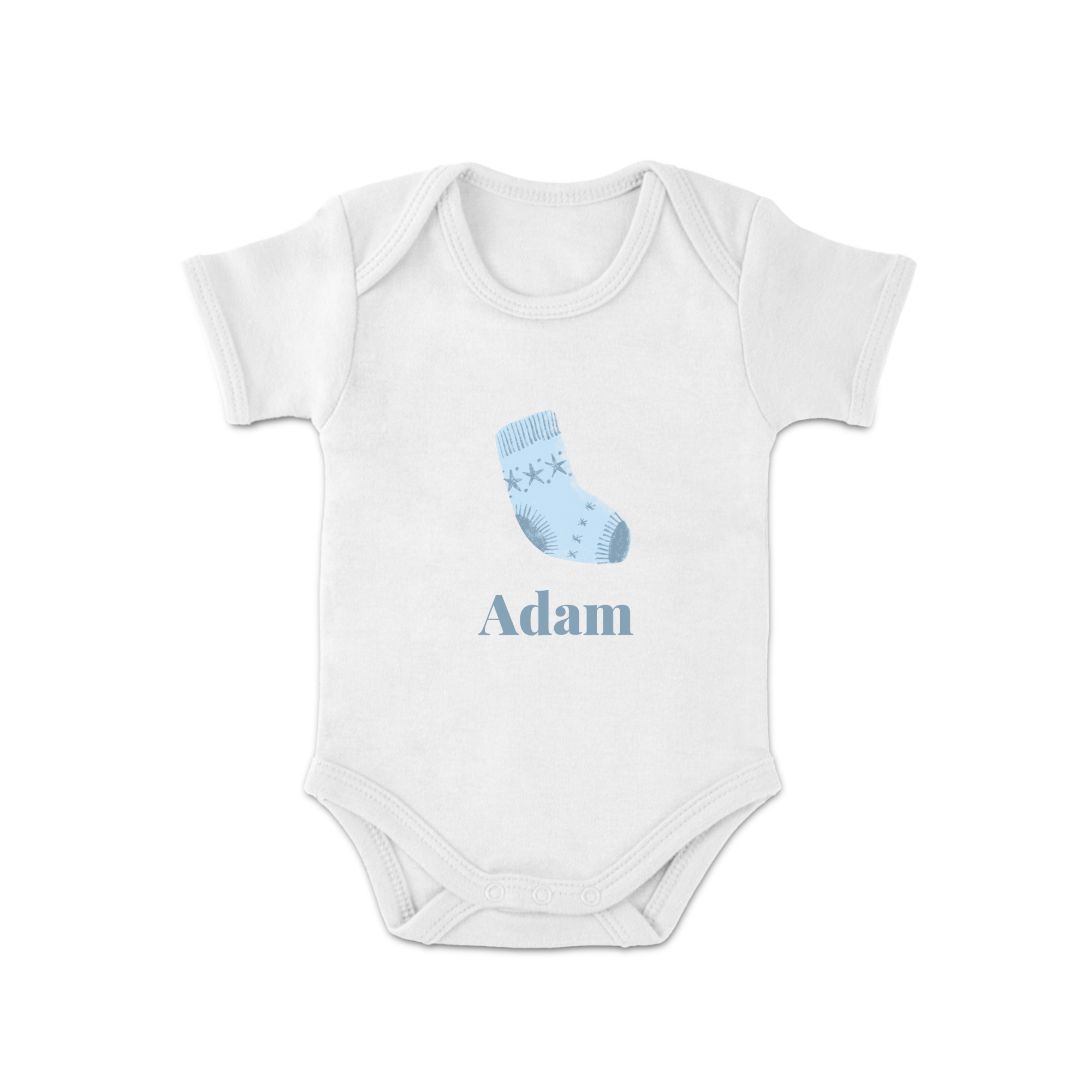 Weißer Baby Body mit blauem Weihnachtssocken-Design und personalisiertem Namen Adam, bedruckt.