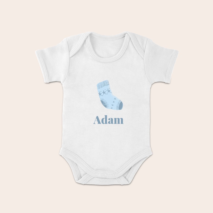 Weihnachtsbody Baby Weißer Baby Body mit blauem Weihnachtssocken-Design und personalisiertem Namen Adam, bedruckt.