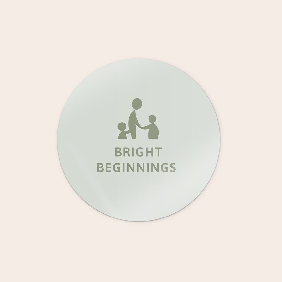 Personalizovaný nástenný panel Okrúhly drevený nástenný panel s potlačeným logom troch figúrok a textom BRIGHT BEGINNINGS, navrhnutý podľa vášho dizajnu.