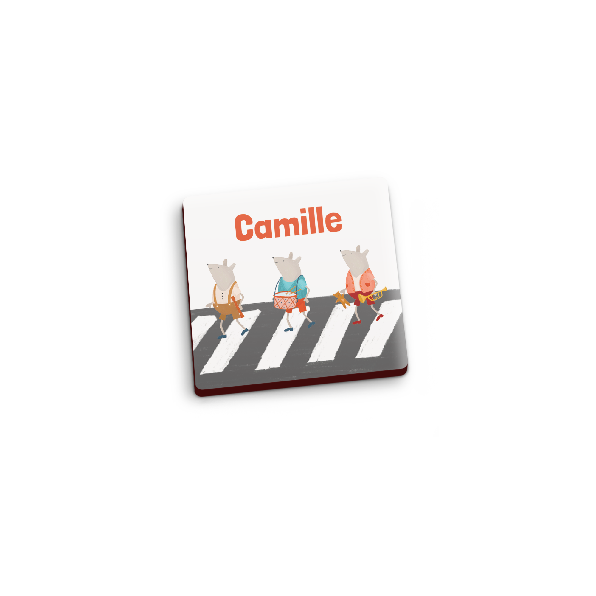 Magnet personnalisé imprimé avec le prénom Camille et trois souris musiciennes sur un passage clouté.