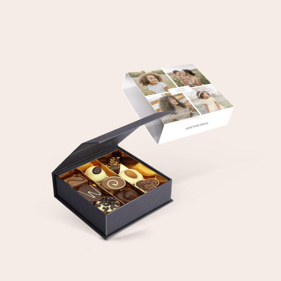 Luxusní bonboniéra Černá dárková krabička s personalizovanými luxusními čokoládami, víko potištěné fotografiemi a textem Forever Always, Something Special.
