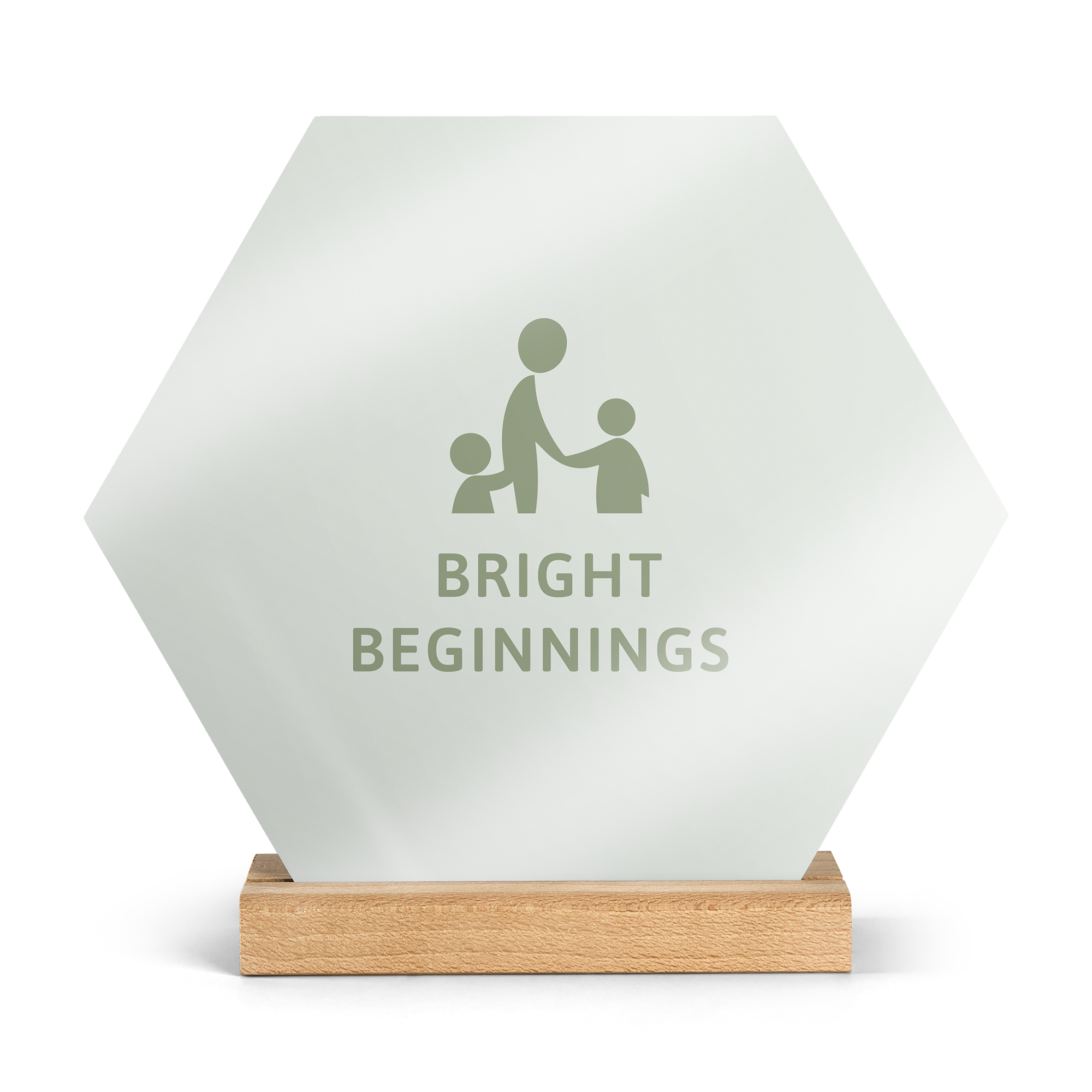 Azulejo hexagonal branco personalizado com ícone de família e "BRIGHT BEGINNINGS" em base de madeira.