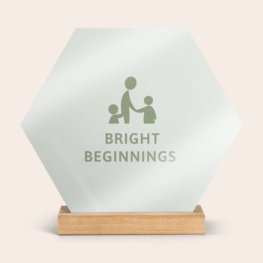 Puinen valokuvalaatta pidikkeellä Kuusikulmainen puinen valokuvalaatta, jossa on kaiverrettuna kuvio ja teksti "Bright Beginnings"