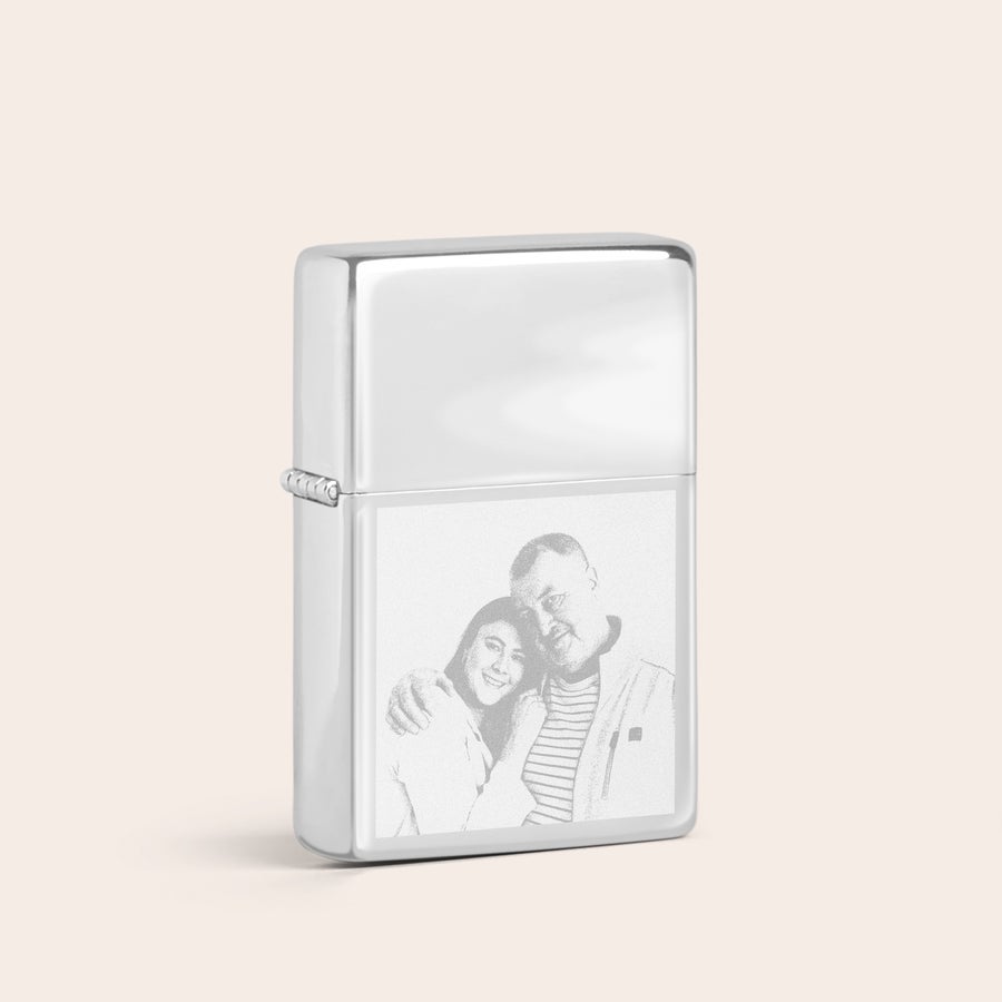 Isqueiro gravado Isqueiro prateado com foto gravada de um casal para transformar memórias em uma chama de elegância.