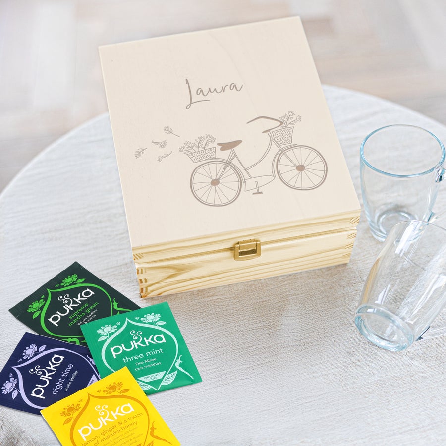 Cutie pentru ceai din lemn cu cană gravată Cutie de ceai din lemn cu numele Laura si o bicicleta gravate, plus pliculete de ceai Pukka si doua cani din sticla.