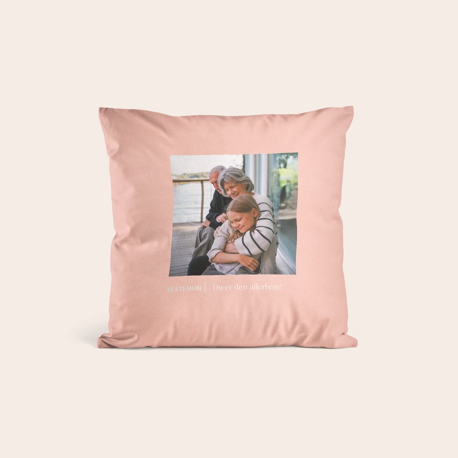 puter Rosa pute med trykt bilde av en bestemor og barn, og teksten "BESTEMOR | Du er den allerbeste!".