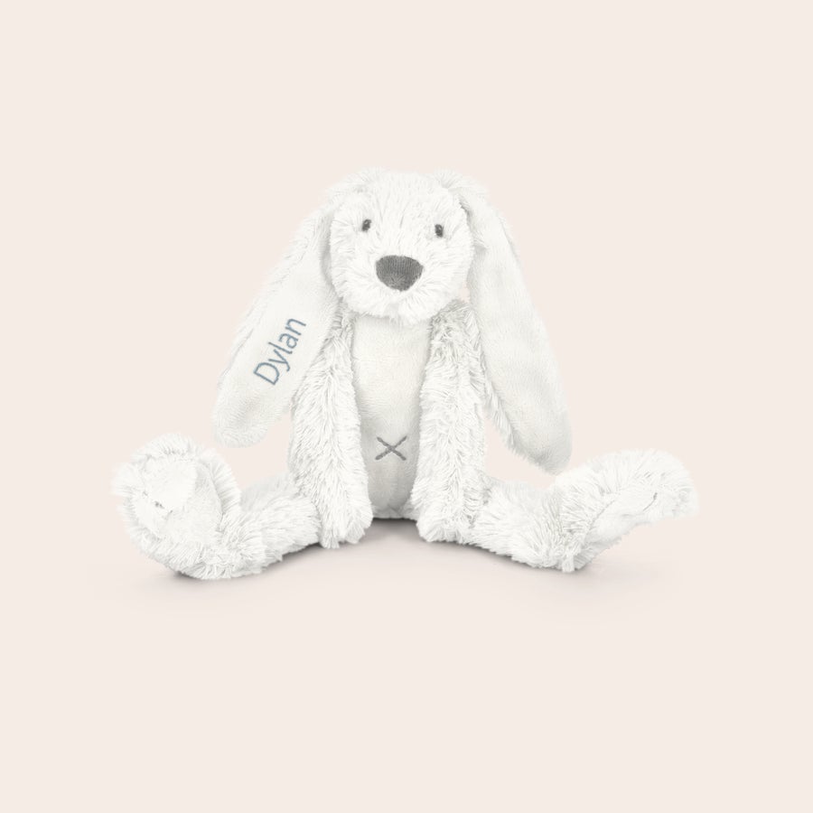 Dou Dou - Happy Horse Peluche personalizado Tiny Rabbit Richie de conejo blanco sentado con el nombre Dylan bordado en la oreja izquierda.