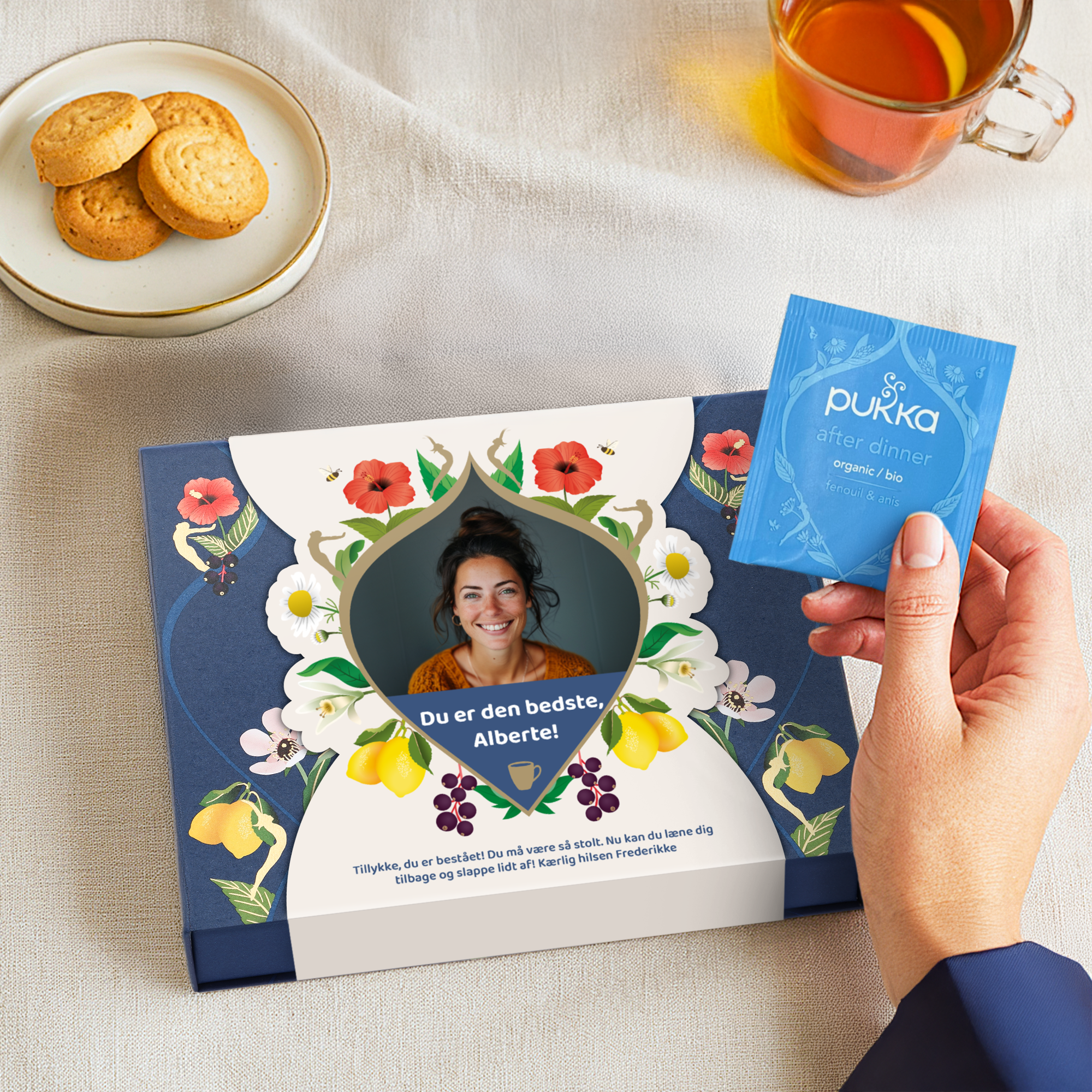 Personligt Pukka te gavesæt, trykt med foto, navn Alberte og personlig hilsen, og en kop te.