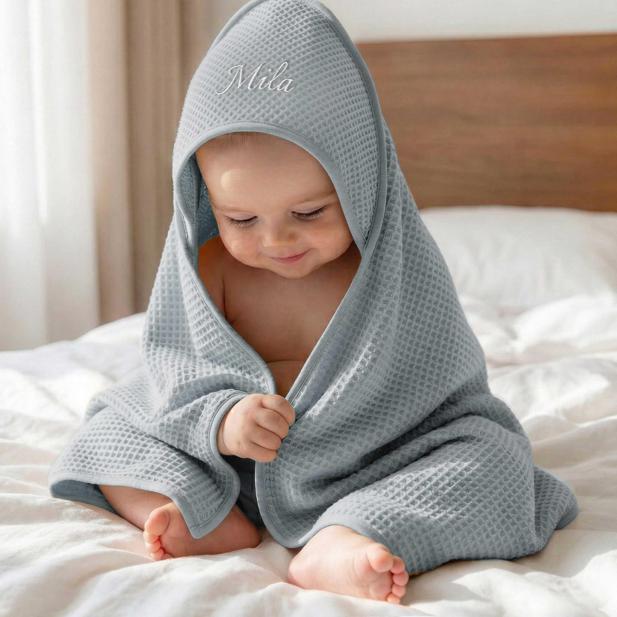 Personalised hoodie blanket for baby - Blue - Waffle & Fleece fabric embroidered with the name Mila on the hood