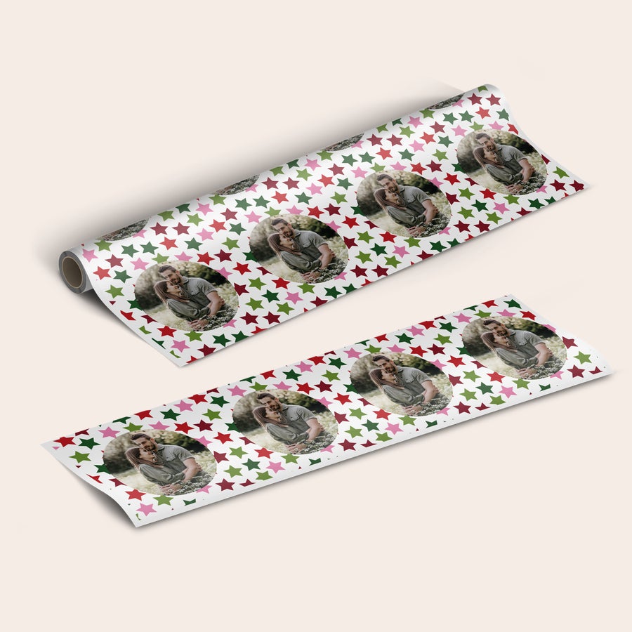 Personalisiertes Geschenkpapier Personalisiertes Geschenkpapier bedruckt mit einem Foto von einem Paar und roten, pinken und grünen Sternen.