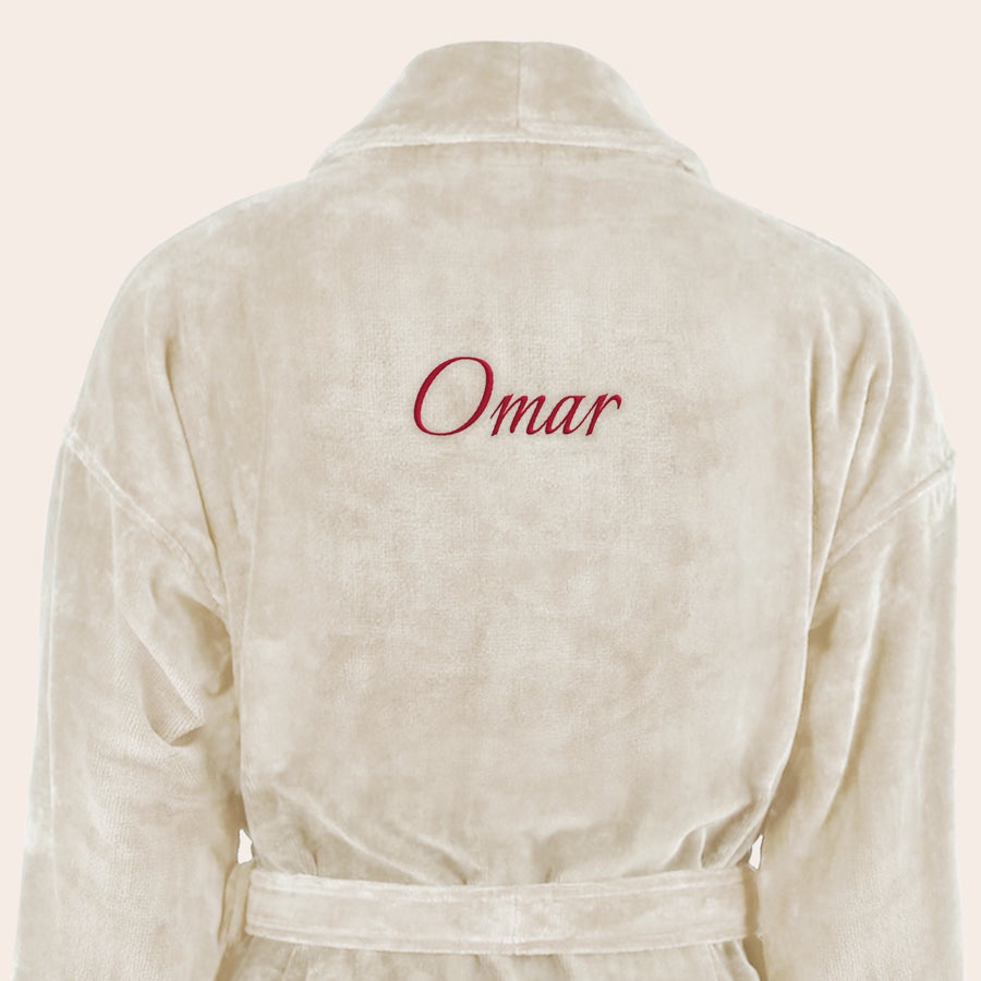 Peignoir Homme Personnalisé Peignoir de bain personnalisé crème brodé du nom Omar en rouge. À qui ferez-vous la surprise d'un luxueux peignoir de bain personnalisé ?