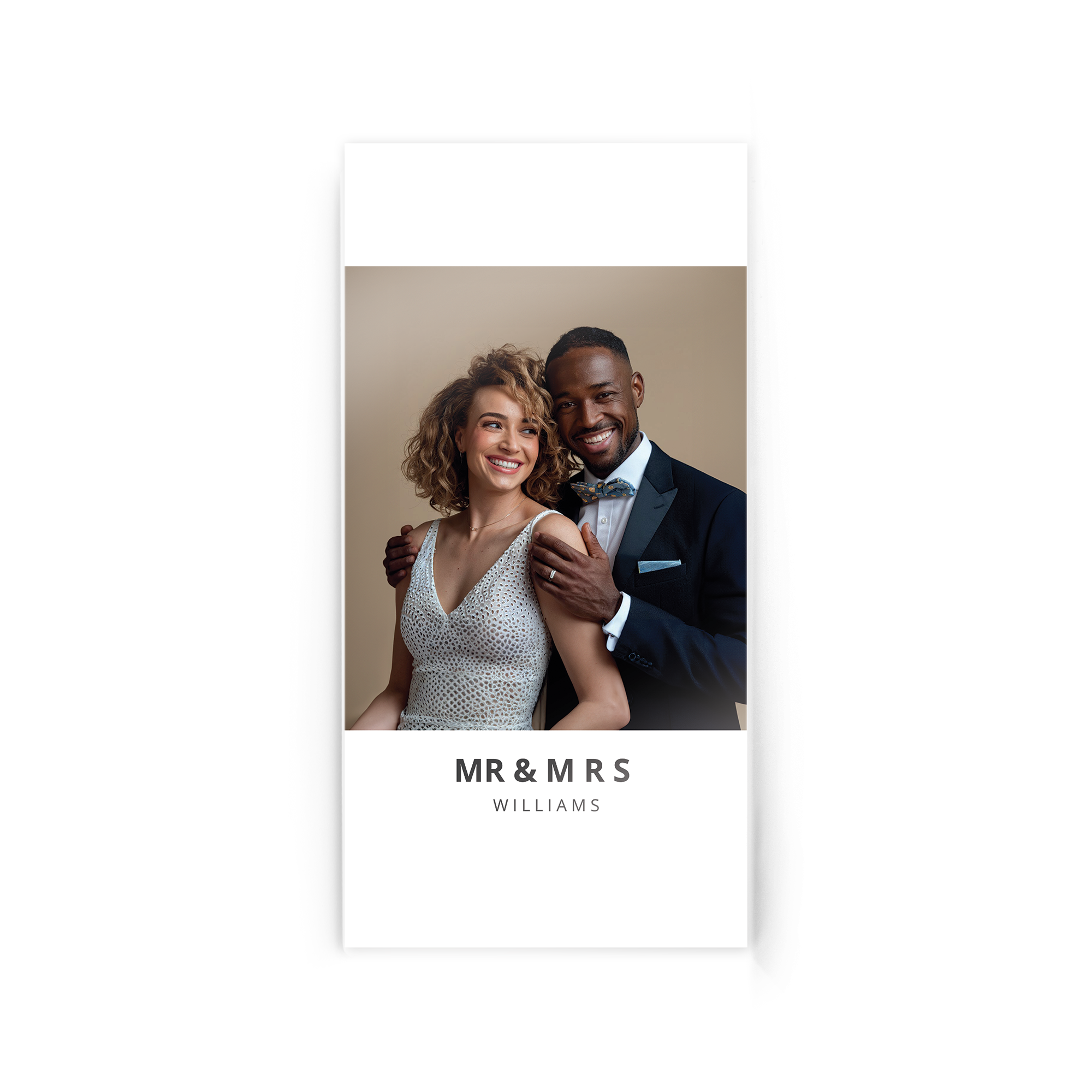 Photo imprimée sur plexiglas dun couple souriant, texte "MR & MRS WILLIAMS", pour originalité et éclat