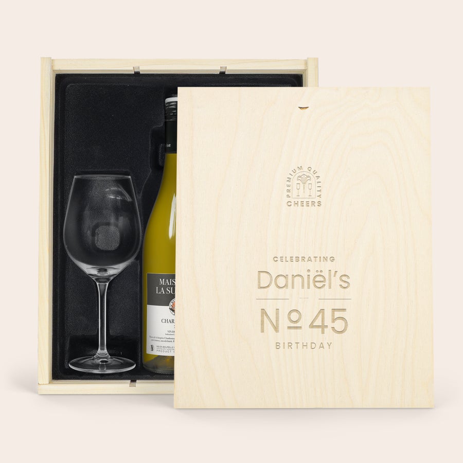 Maison de la Surprise Chardonnay s personalizovanou etiketou Dárkový set vína s lahví Chardonnay a sklenicí Royal Leerdam v dřevěné kazetě s víkem vyrytým jménem a číslem 45 k narozeninám.