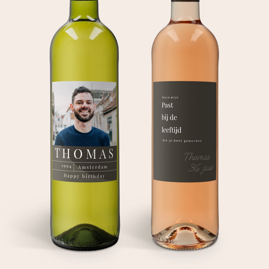 Personalizowany zestaw win Maison de la Surprise Dwie butelki wina z personalizowaną etykietą ze zdjęciem Thomasa i napisem Happy birthday