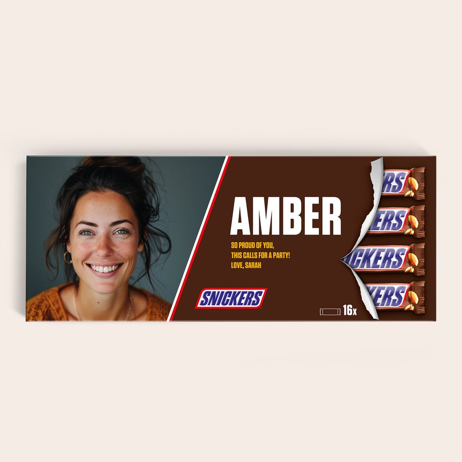 Mega Snickers čokoládová tyčinka s potlačou mena a fotografie Personalizovaná Mega Snickers tyčinka s potlačou vlastnej fotografie a mena Amber