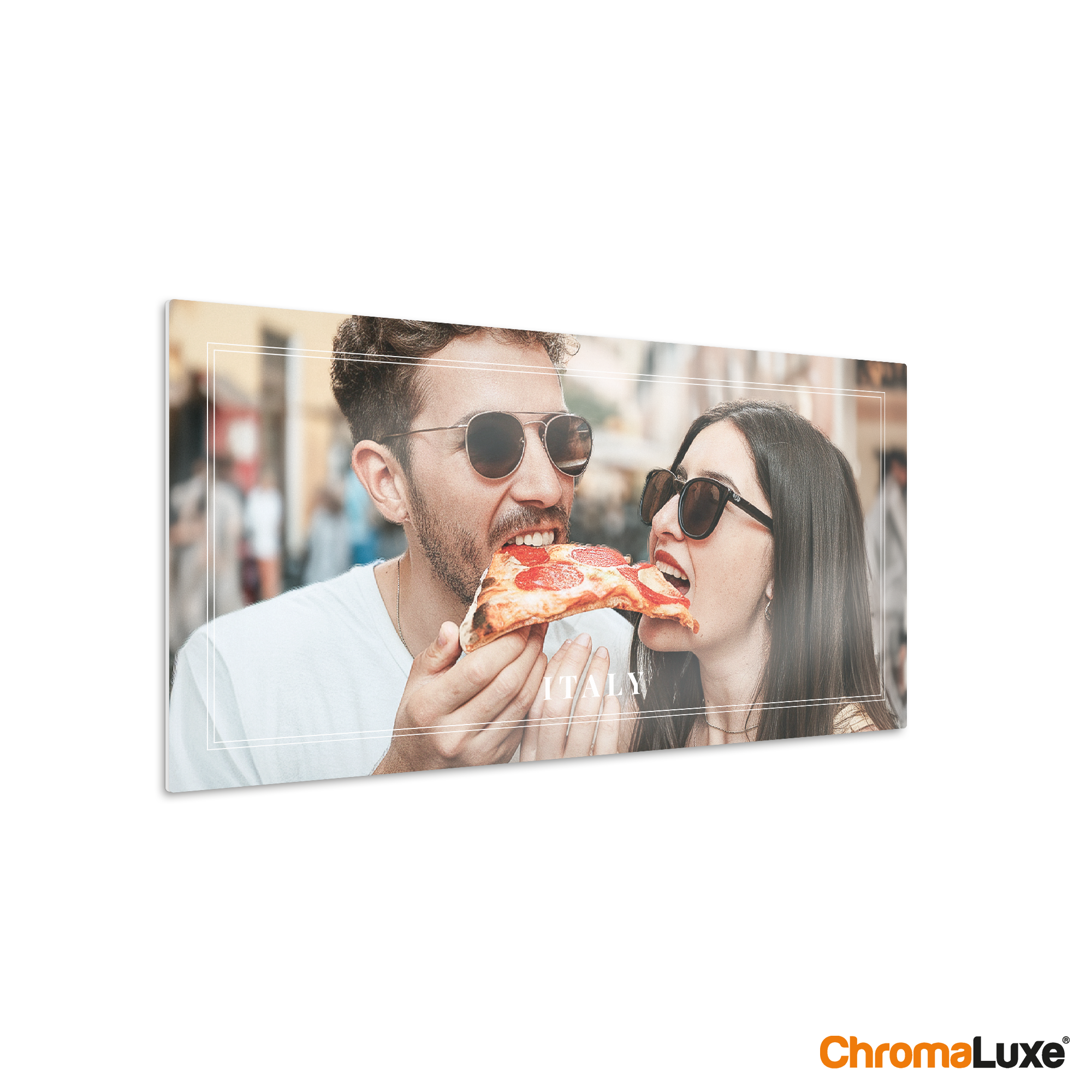 Chromaluxe aluminium fotoprint med et par, der deler en pizza og teksten Italy
