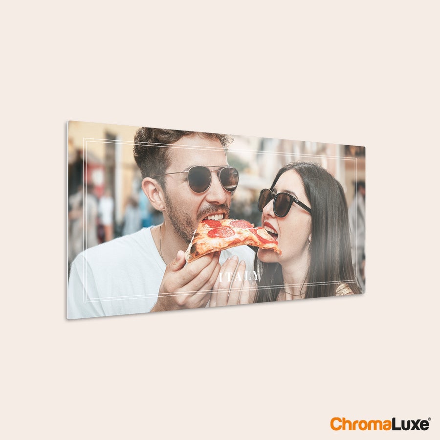 Foto afdrukken op aluminium ChromaLuxe aluminium fotopaneel bedrukt met foto van stel dat pizza eet, met de tekst ITALY