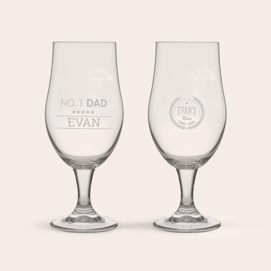 Copo - Cerveja Dois copos de cerveja personalizados, um gravado com "NO.1 DAD" e nome, e outro com grinalda e "EVAN'S Beer"