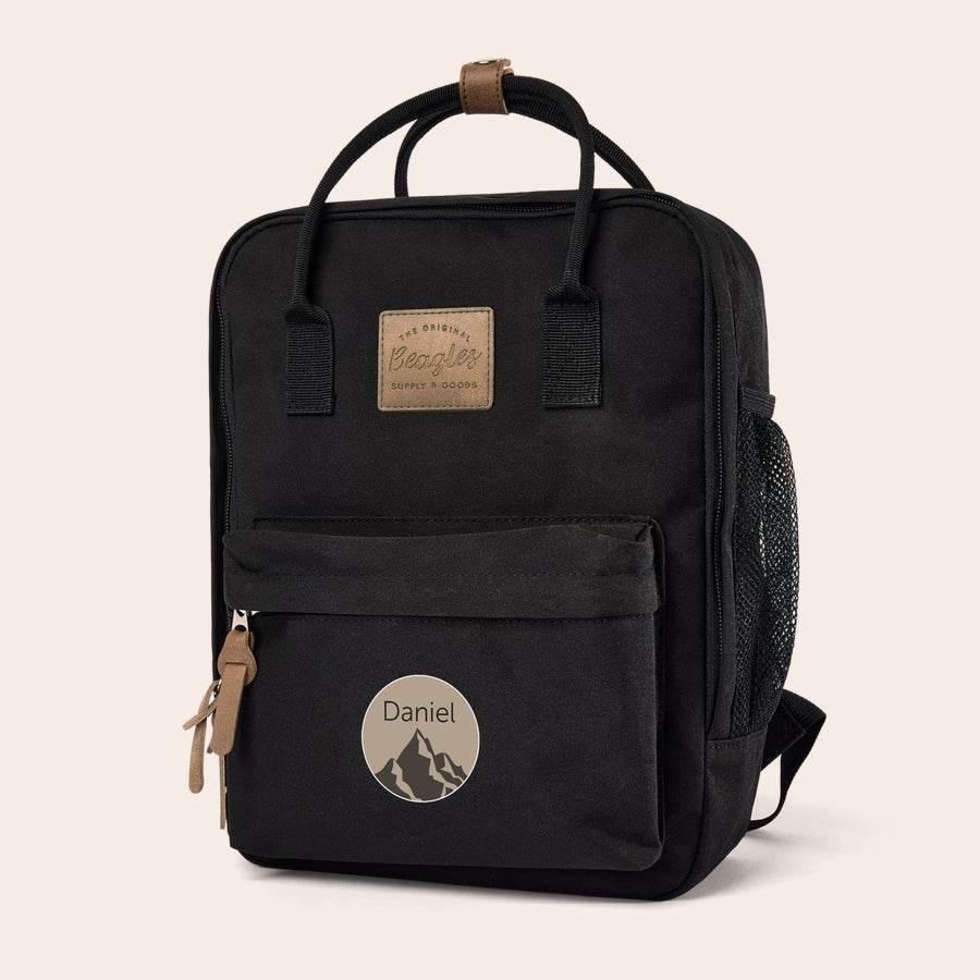 Mochila Personalizada Mochila negra personalizada con el nombre Daniel y el diseño de unas montañas, un regalo único.
