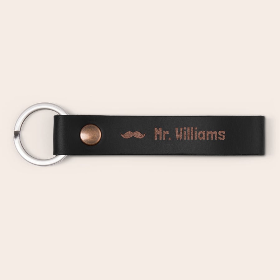 Brelocuri din piele personalizate Breloc din piele neagră gravat cu mustață și textul Mr. Williams, perfect pentru un set de chei