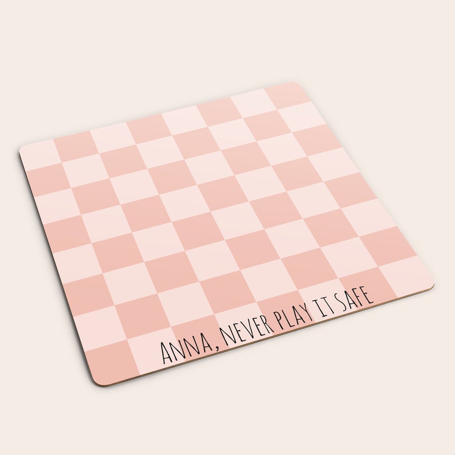 Personligt brädspel - Schack Personligt schackbräde i rosa med texten "Anna, never play it safe" tryckt. Ge bort ett personligt brädspel!