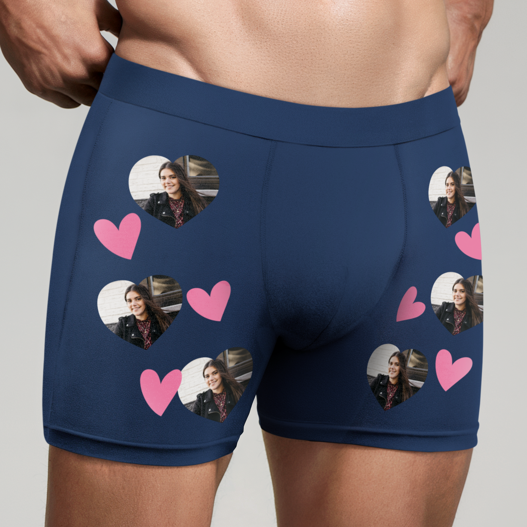 Dunkelblaue Boxershorts mit Fotos von einer Frau und pinken Herzen bedruckt
