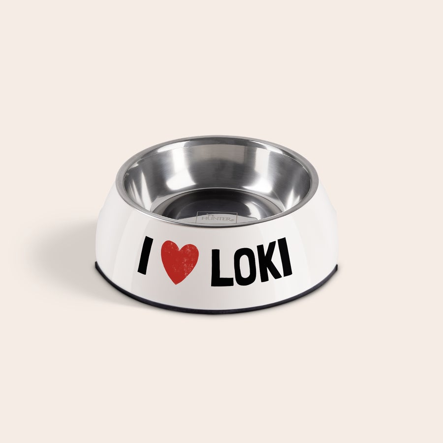 Kattenvoerbak met naam Witte roestvrijstalen kattenvoerbak met naam Loki en een rood hart, bedrukt met I love Loki